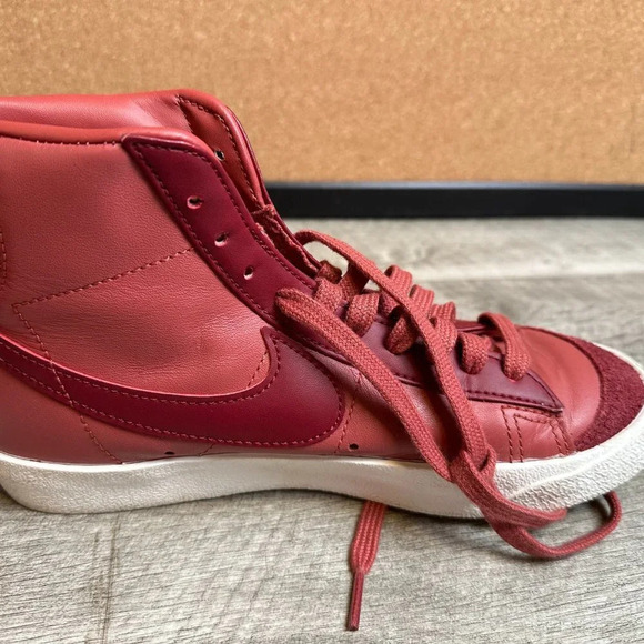 NIKE Red Blazer '77 Vintage Mid Sneakers in Rust / Red Size Women's 7 - Picture 7 of 8